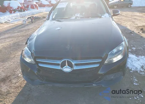 2015 Mercedes-Benz C 300 4Matic z USA, uszkodzony, nr VIN 55SWF4KB0FU007747
